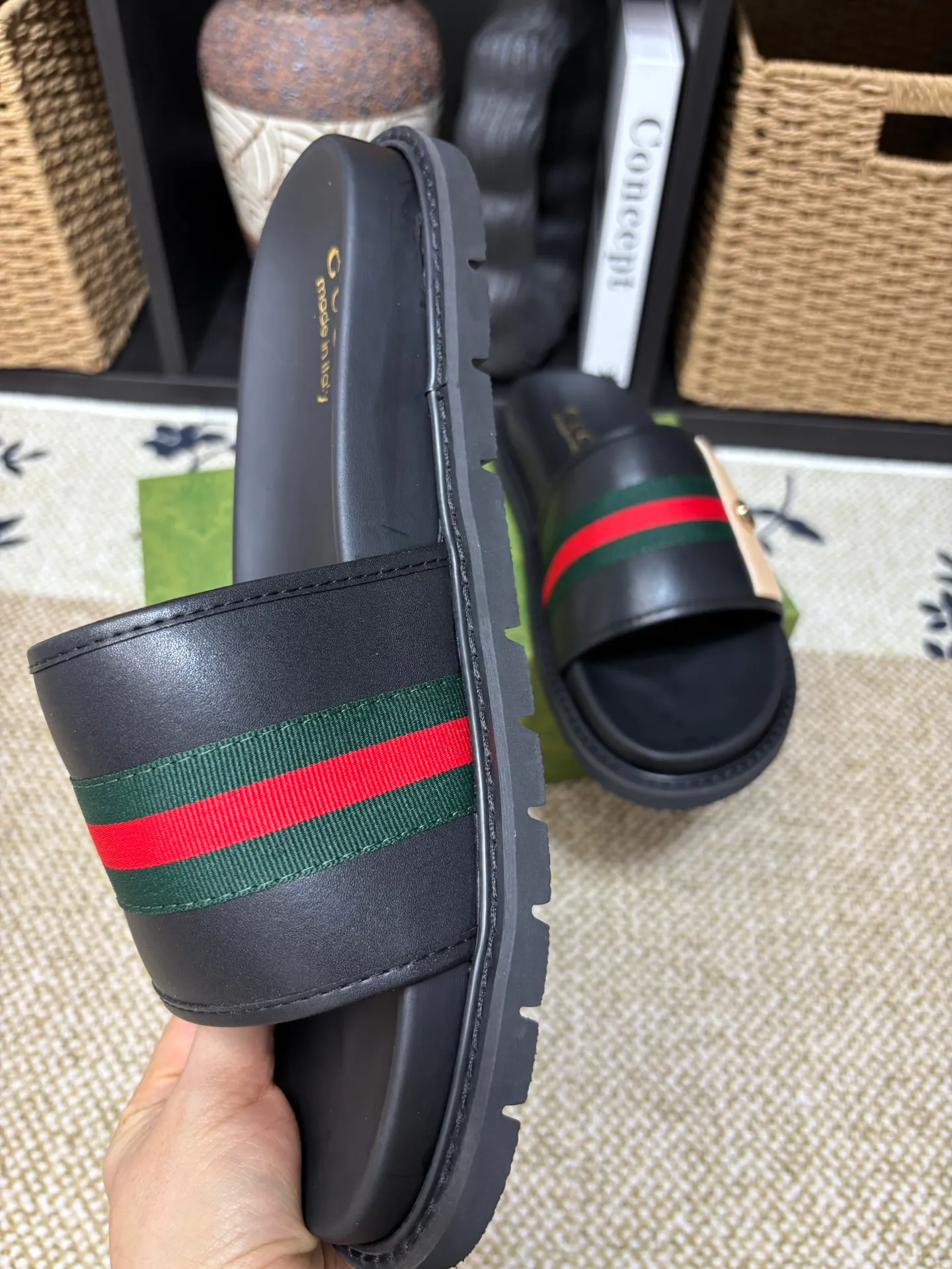 Factory 💰 300 yuan Gucci slippers] high-end men's shoes brand official website 1:1 latest masterpiece: original mold customization, the fabric is made of imported original materials, upgraded outsole, lighter and non-slip. The market's top quality, simple yet tasteful, a must-have for fashionistas, fashionable at your feet, full of confidence, the same style at the counter 👍The season of summer slippers is here. Code: 38-45 (45 customized)